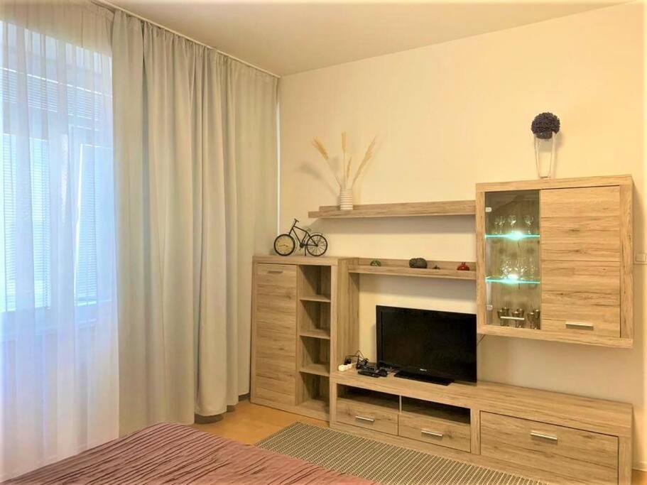 Apartment By The Museum Прага Екстериор снимка